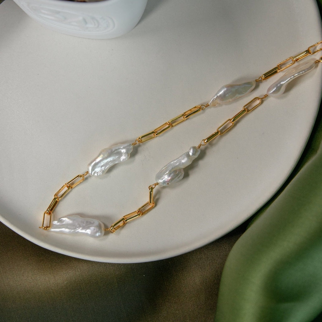Stick Baroque Short Chain Necklace