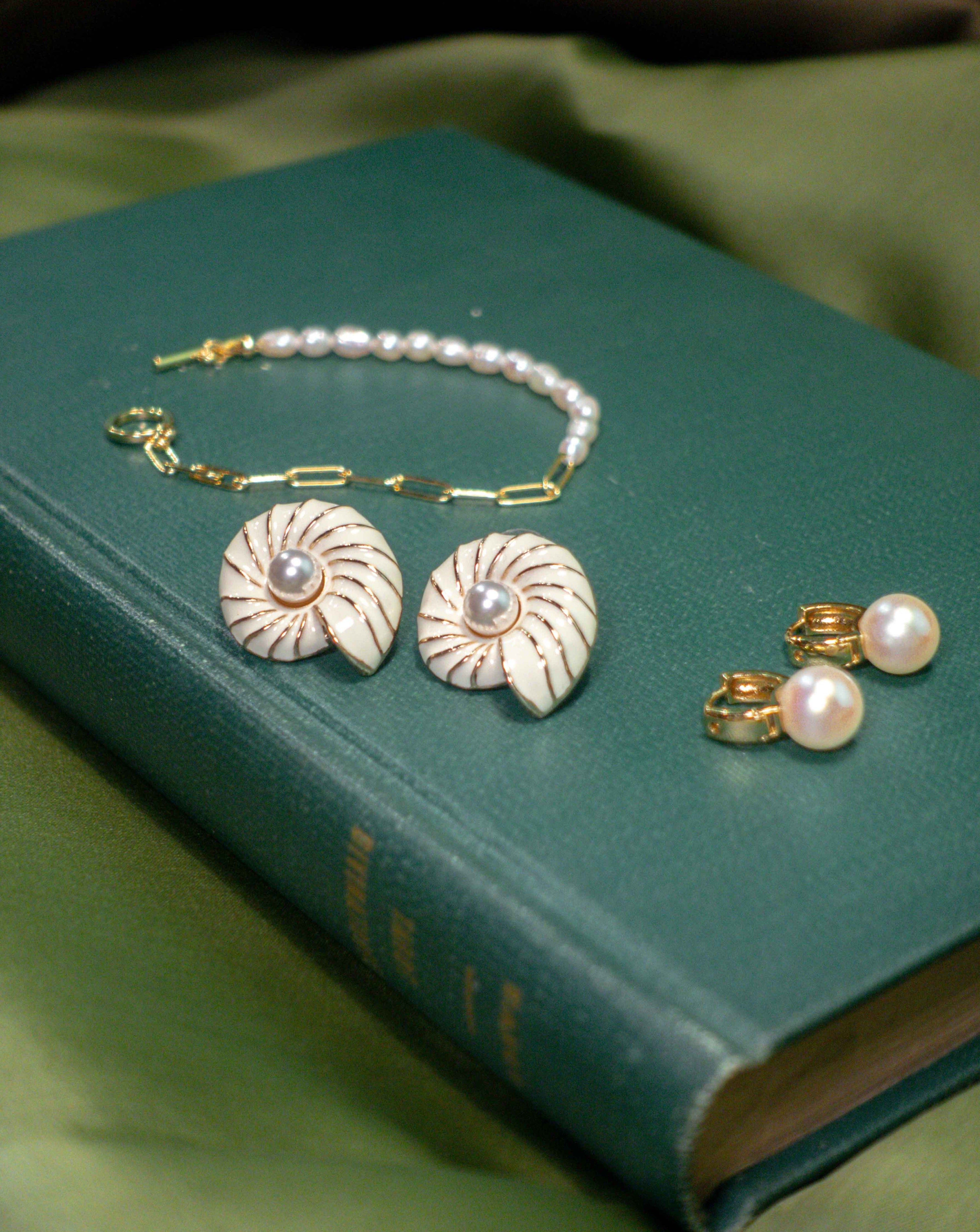 Cream Conch Earring