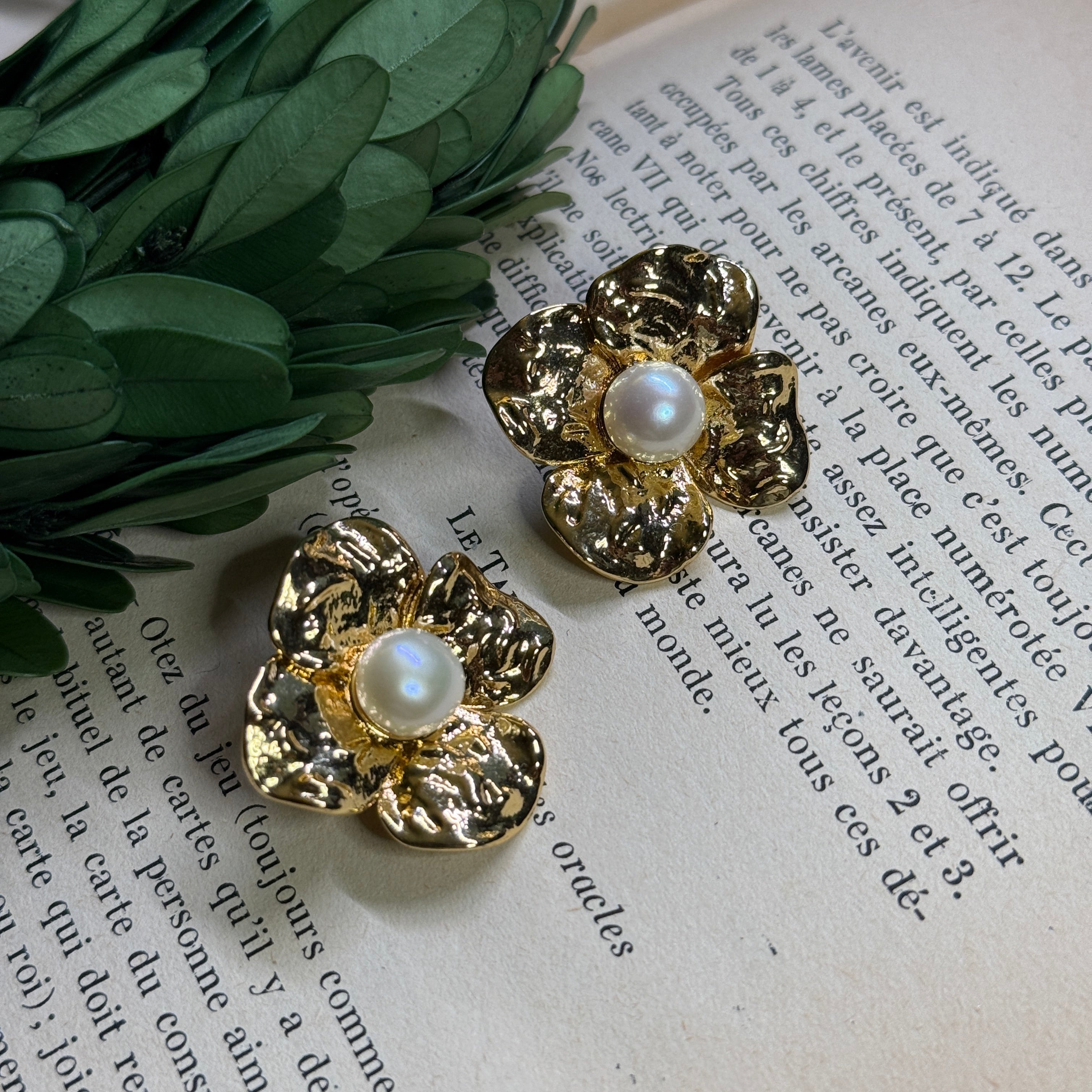 Golden Flower Pearl Ear Stud