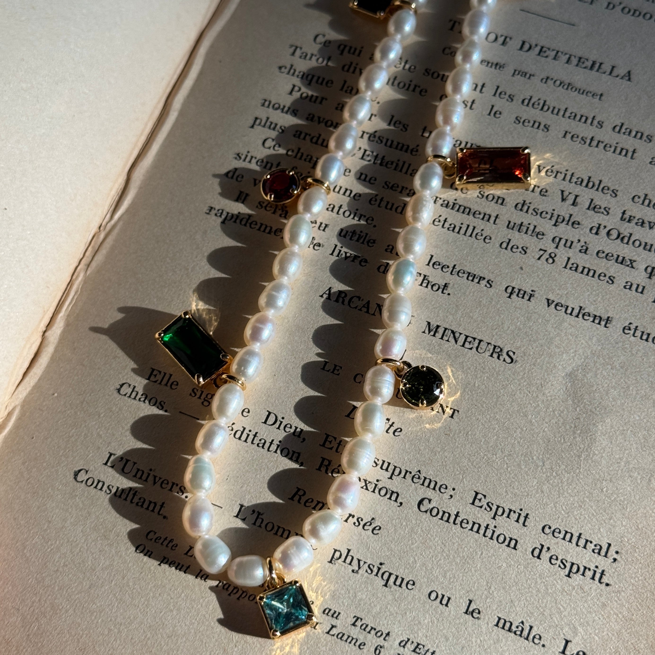Vintage Style Multiple Gems Pearl Necklace